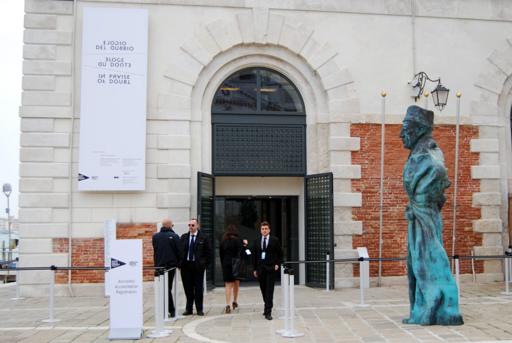 mostra-elogio-dubbio